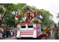 Kendaraan Hias Rumah Tengkiang Meriahkan Kirab Budaya Peringatan HUT Dekranas Ke-44 di Surakarta