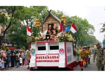 Kendaraan Hias Rumah Tengkiang Meriahkan Kirab Budaya Peringatan HUT Dekranas Ke-44 di Surakarta
