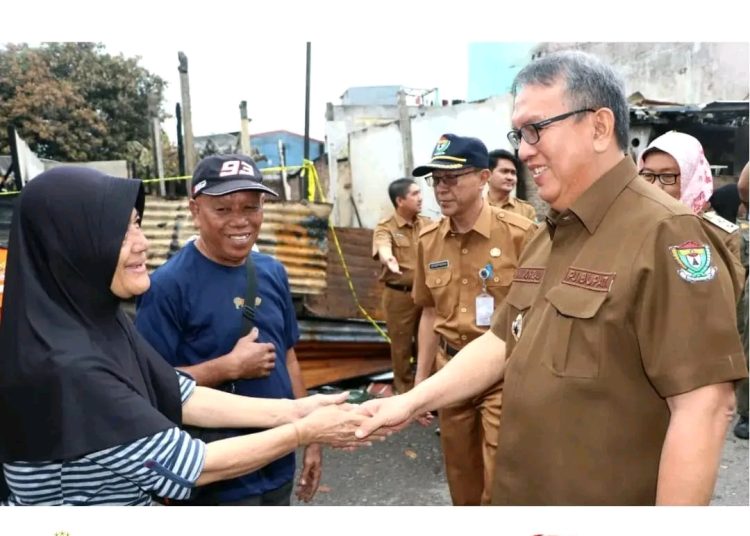 Pj. Bupati Muara Enim Serahkan Bantuan dan Dokumen Kependudukan Korban Kebakaran 