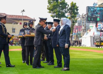 Dukung Tugas Pokok dan Fungsi Kepolisian, Kapolri Ganjar Pj Bupati Muara Enim dengan Pin Emas dan Pedang Emas 