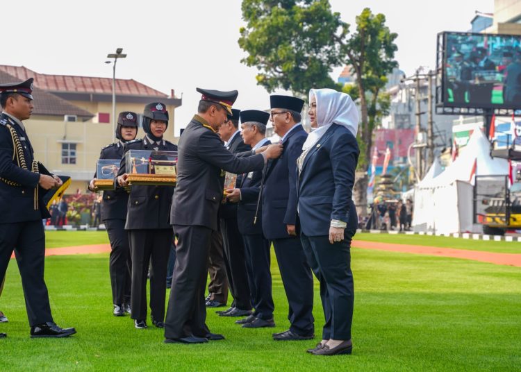 Dukung Tugas Pokok dan Fungsi Kepolisian, Kapolri Ganjar Pj Bupati Muara Enim dengan Pin Emas dan Pedang Emas 