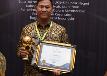 Kepesertaan BPJS Capai 101,87 Persen, Pj. Bupati Muara Enim Terima Piala UHC Tingkat Utama