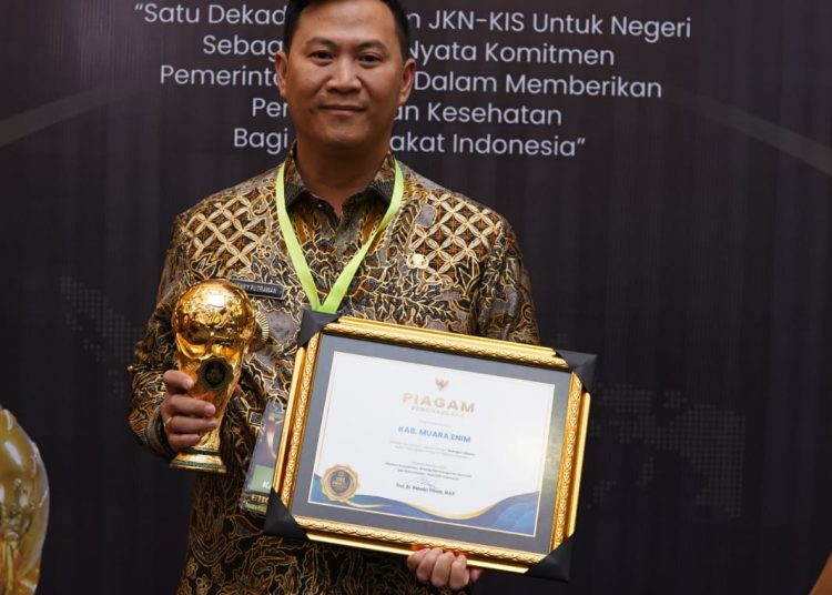 Kepesertaan BPJS Capai 101,87 Persen, Pj. Bupati Muara Enim Terima Piala UHC Tingkat Utama