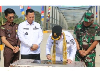 Pj Bupati Muara Enim Dampingi Pj Gubernur Sumsel Resmikan Jembatan Air Lematang 