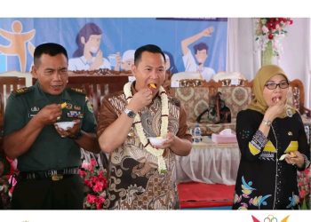 Pj. Bupati Muara Enim Makan Buah dan Sayur Bersama Pelajar