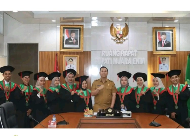 Pj. Bupati Muara Enim Harapkan Wisudawan Mampu Bersaing dan Ciptakan Lapangan Kerja