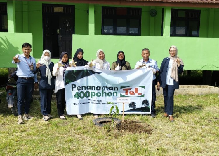 PT TeL Tanam 400 Pohon Penghijauan Disekitar Perusahaan