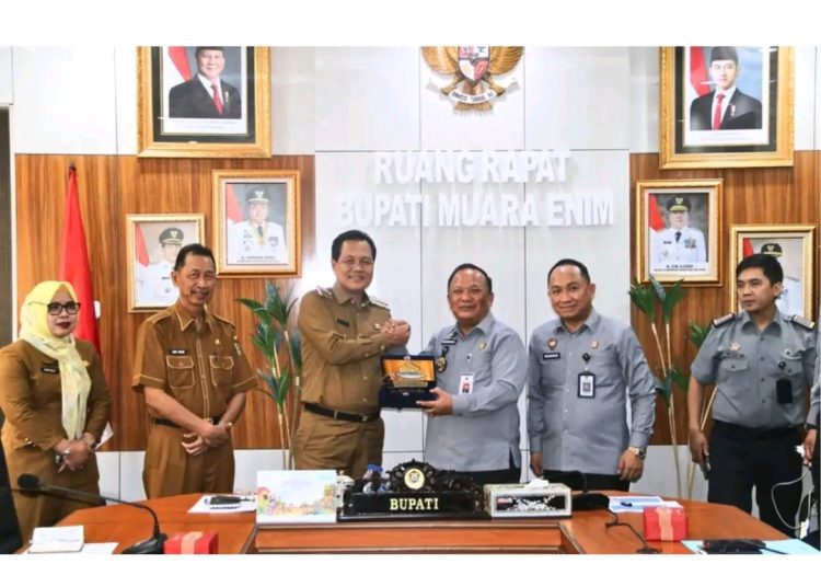 Terima Penghargaan NL.P, 7 Kades dan 2 Lurah dapat Apresiasi dari Bupati Muara Enim