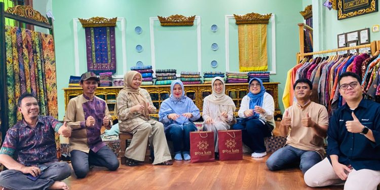 Tenun Tuan: Dari Warisan Keluarga Menuju Asa Pelestarian Budaya Palembang