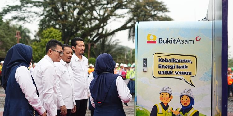 PTBA Luncurkan Reverse Vending Machine, Ubah Sampah Botol Plastik Jadi Rupiah